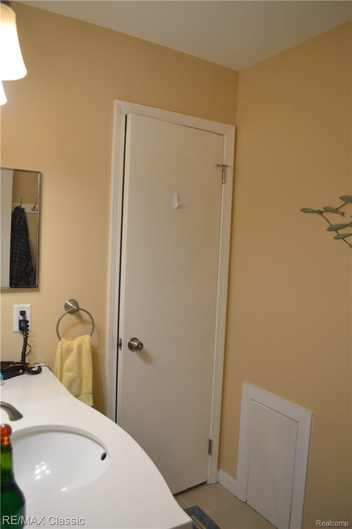 1235 Bay Ridge Drive Highland, MI 48356 - Photo 12 of 18 Dual Entry Full Bath