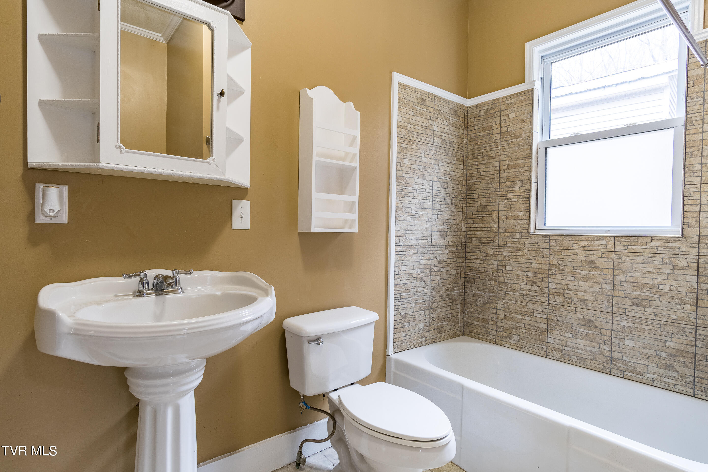 435 North Street Newport, TN 37821 - Photo 26 of 46 interior-16