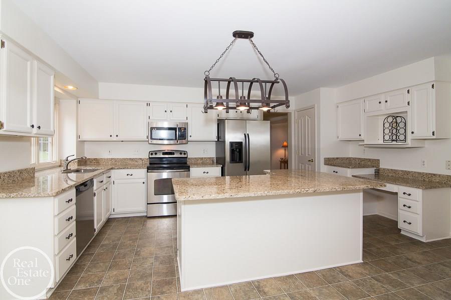 2440 Pleasant View Drive Rochester Hills, MI 48306 - Photo 17 of 28