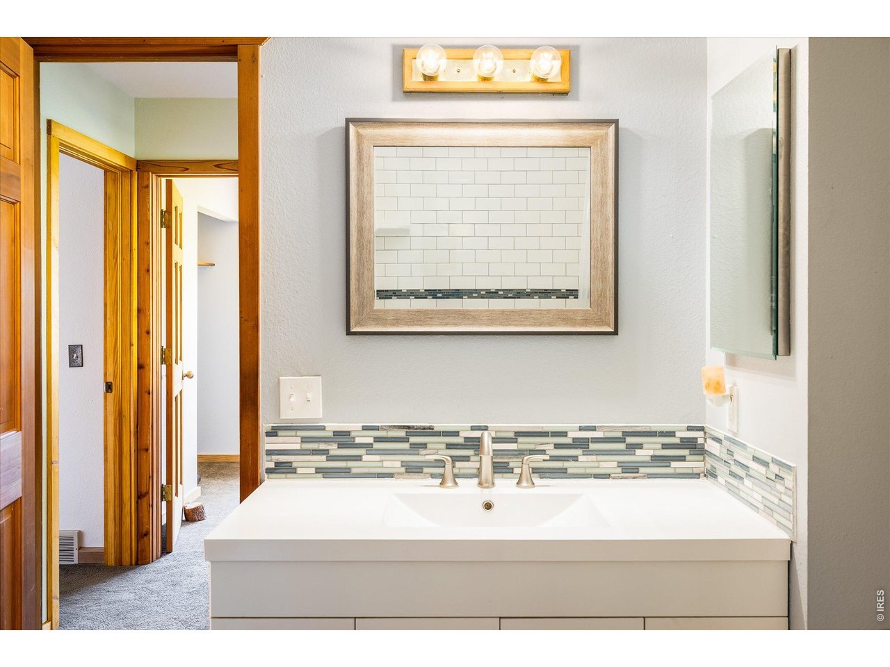 201 Wild Tiger Road Boulder, CO 80302 - Photo 21 of 43 upper level full bathroom