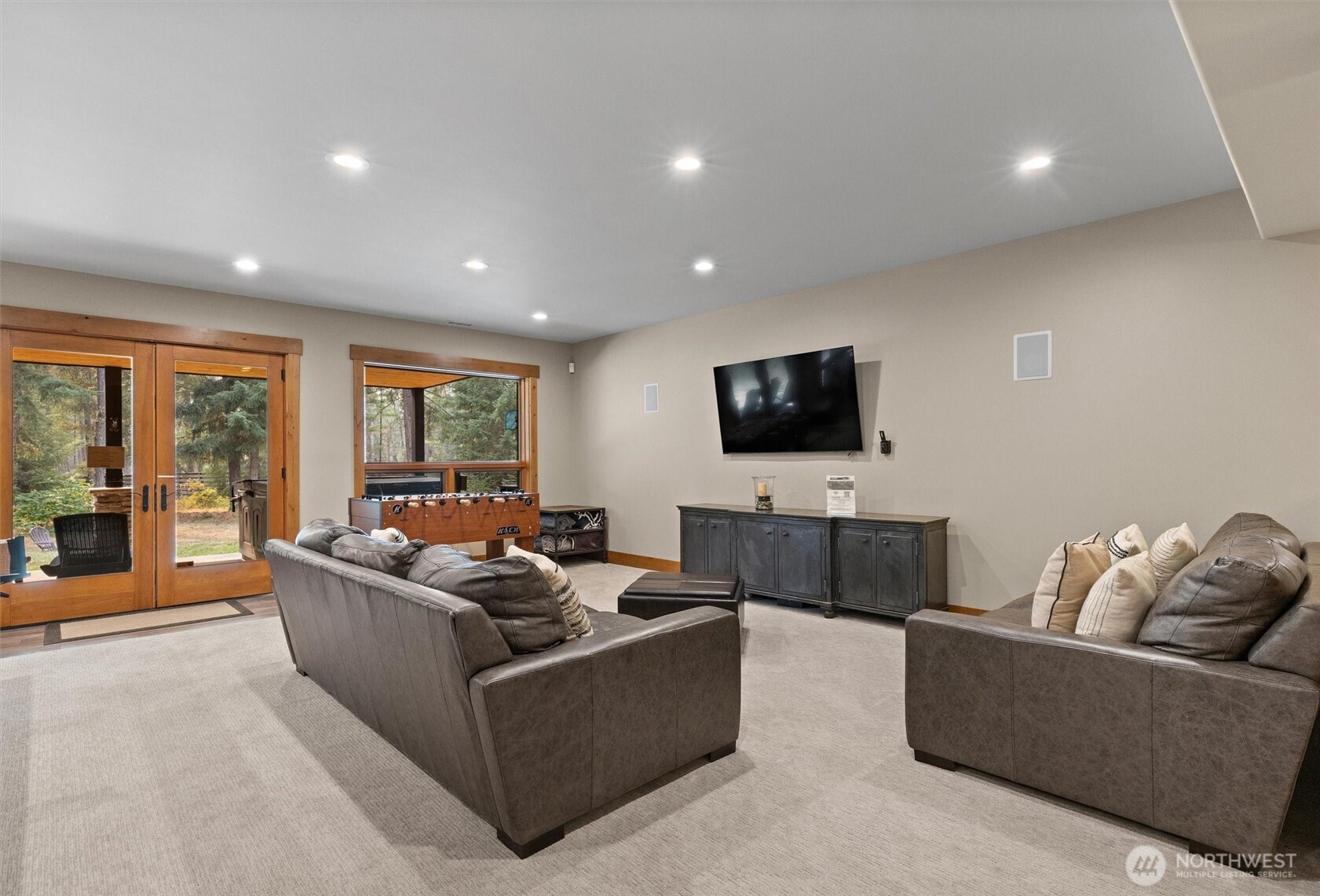 251 Evergreen Valley Loop Road Ronald, WA 98940 - Photo 22 of 40 a living room with furniture and a flat screen tv