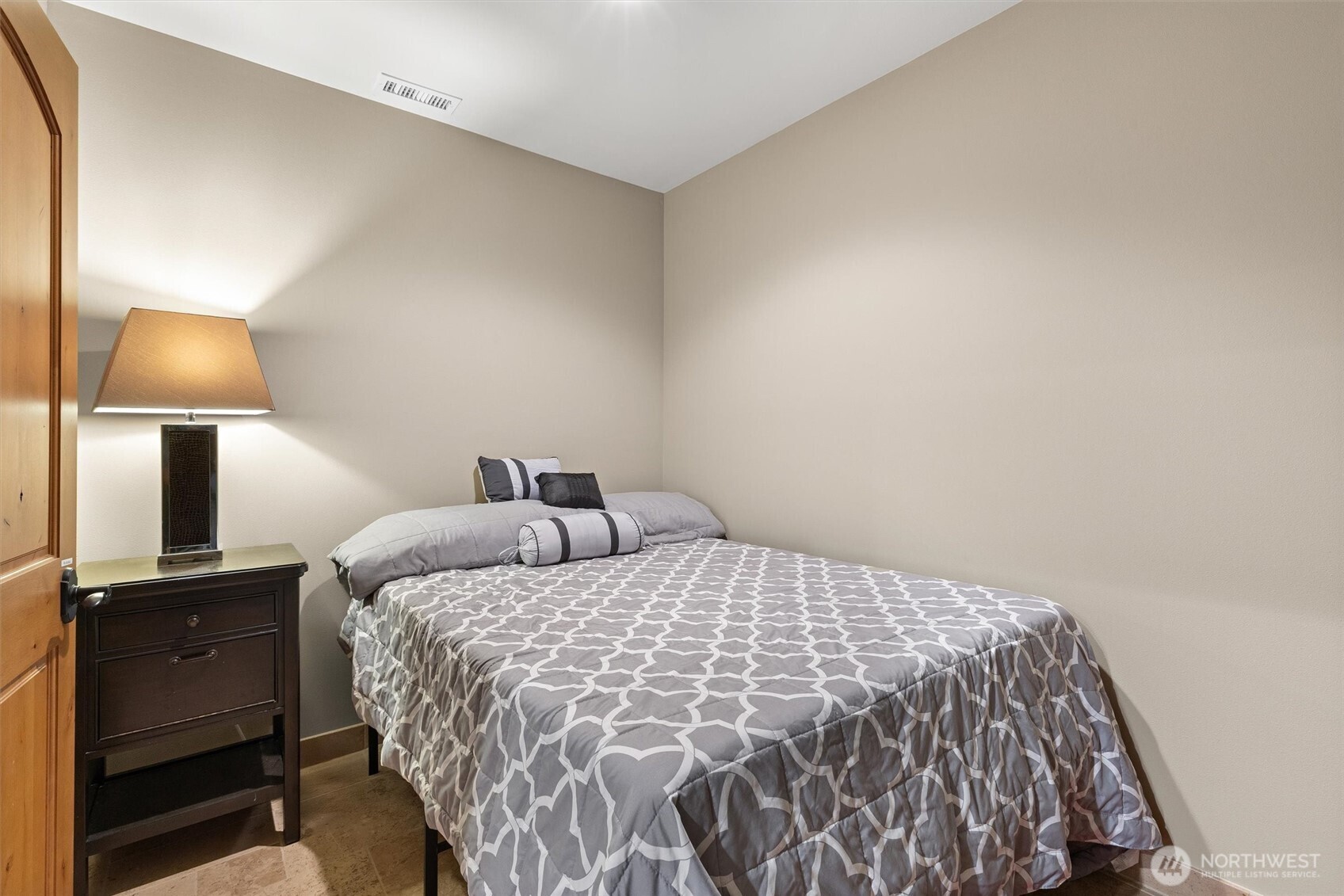 251 Evergreen Valley Loop Road Ronald, WA 98940 - Photo 29 of 40 a bedroom with a bed and a lamp