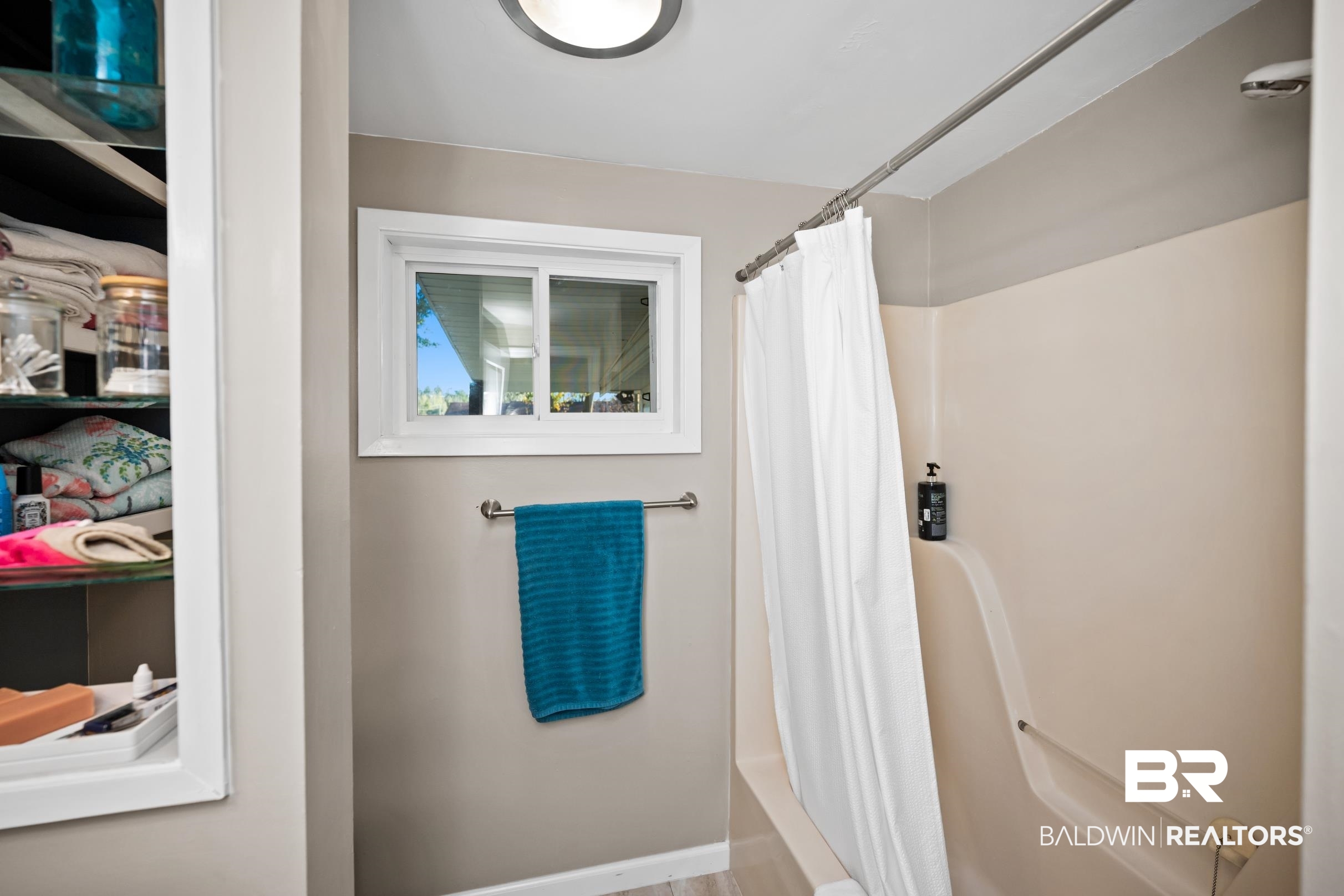 401 West Myrtle Avenue Foley, AL 36535 - Photo 31 of 39 Full bath featuring shower / bath combo and baseboards