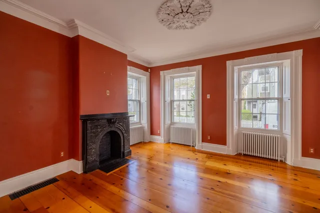 a view of a livingroom with washer and dryer