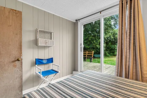 a picture of a bench in a picture