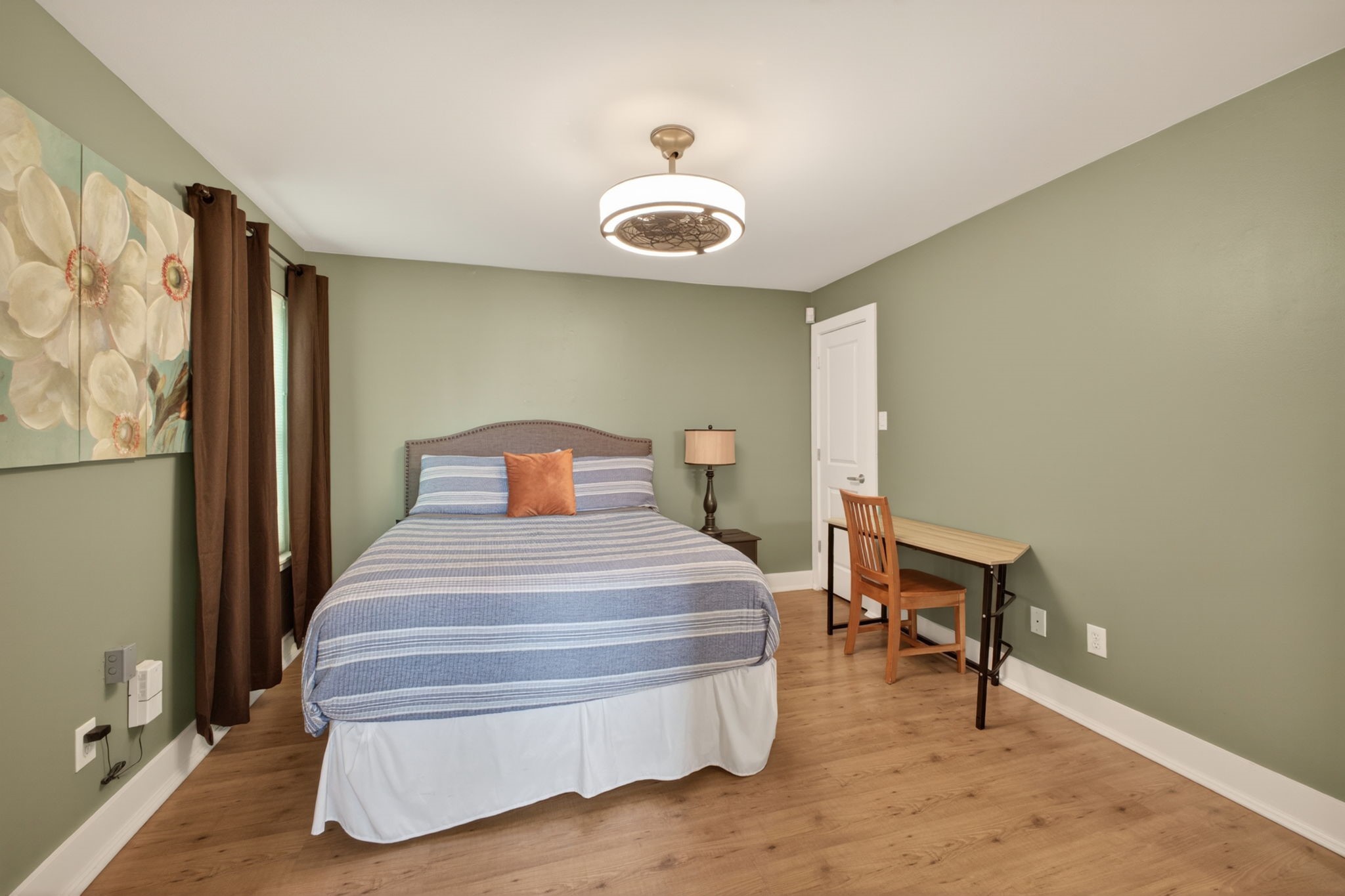 5207 Cornish Street Houston, TX 77007 - Photo 8 of 38 Ensuite Bedroom w/ large walk-in closet on first floor