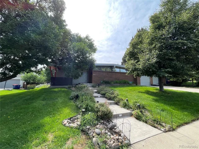 a view of a house with backyard