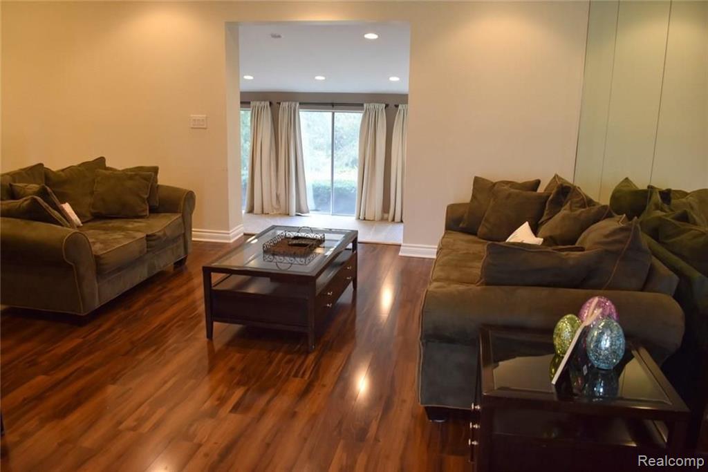 31035 Carriage Hill Road Farmington Hills, MI 48331 - Photo 12 of 32