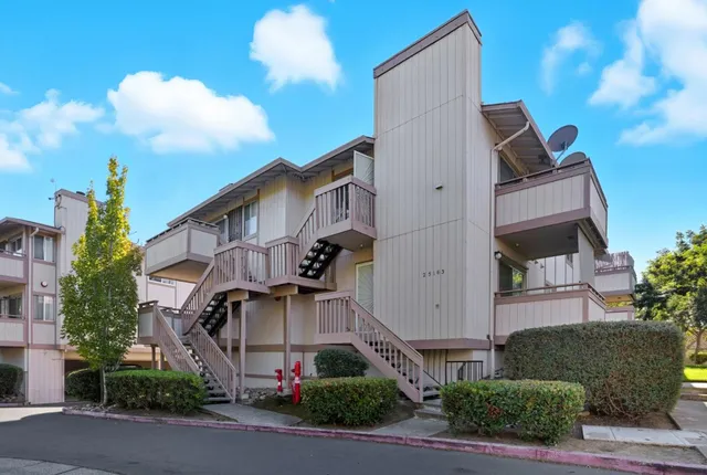 $390,000 | 25163 Copa Del Oro Drive, Unit 202, Hayward, CA 94545