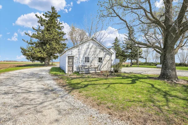 $285,500 | 851 East Co Road 750 North, Tuscola, IL 61953