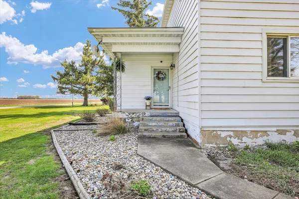 a view of a house with backyard