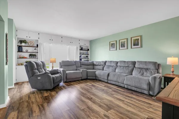 $285,500 | 851 East Co Road 750 North, Tuscola, IL 61953