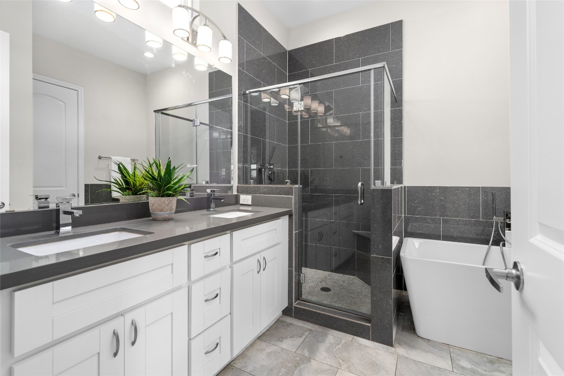 5610 Patrick Street, Unit L Houston, TX 77076 - Photo 18 of 28 a bathroom with a tub sink and mirror