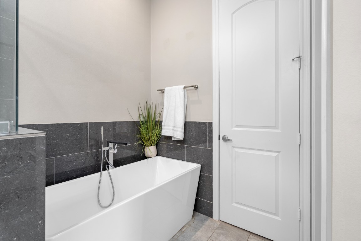 5610 Patrick Street, Unit L Houston, TX 77076 - Photo 19 of 28 a bathroom with a bathtub and a sink