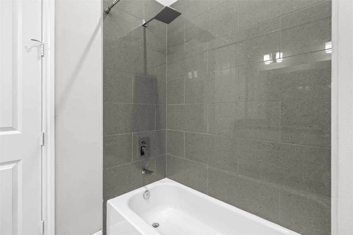 5610 Patrick Street, Unit L Houston, TX 77076 - Photo 24 of 28 a bathroom with a bathtub