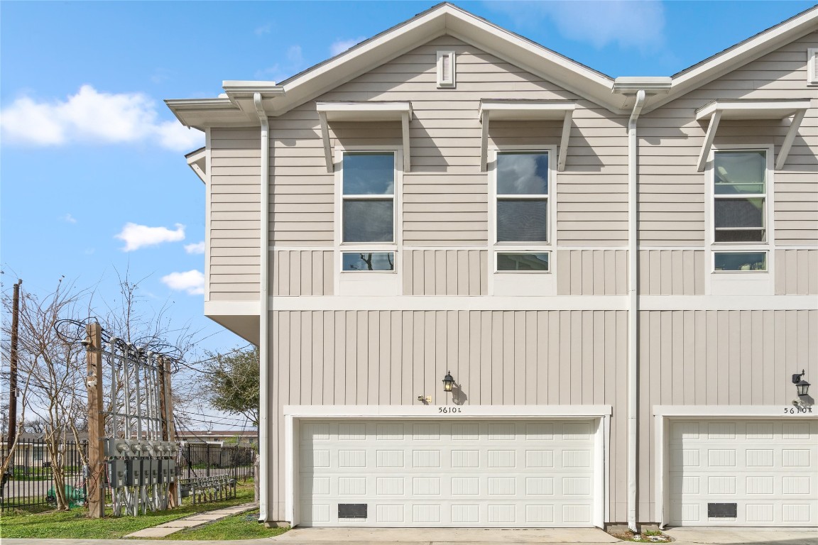 5610 Patrick Street, Unit L Houston, TX 77076 - Photo 28 of 28 a front view of a house with a yard