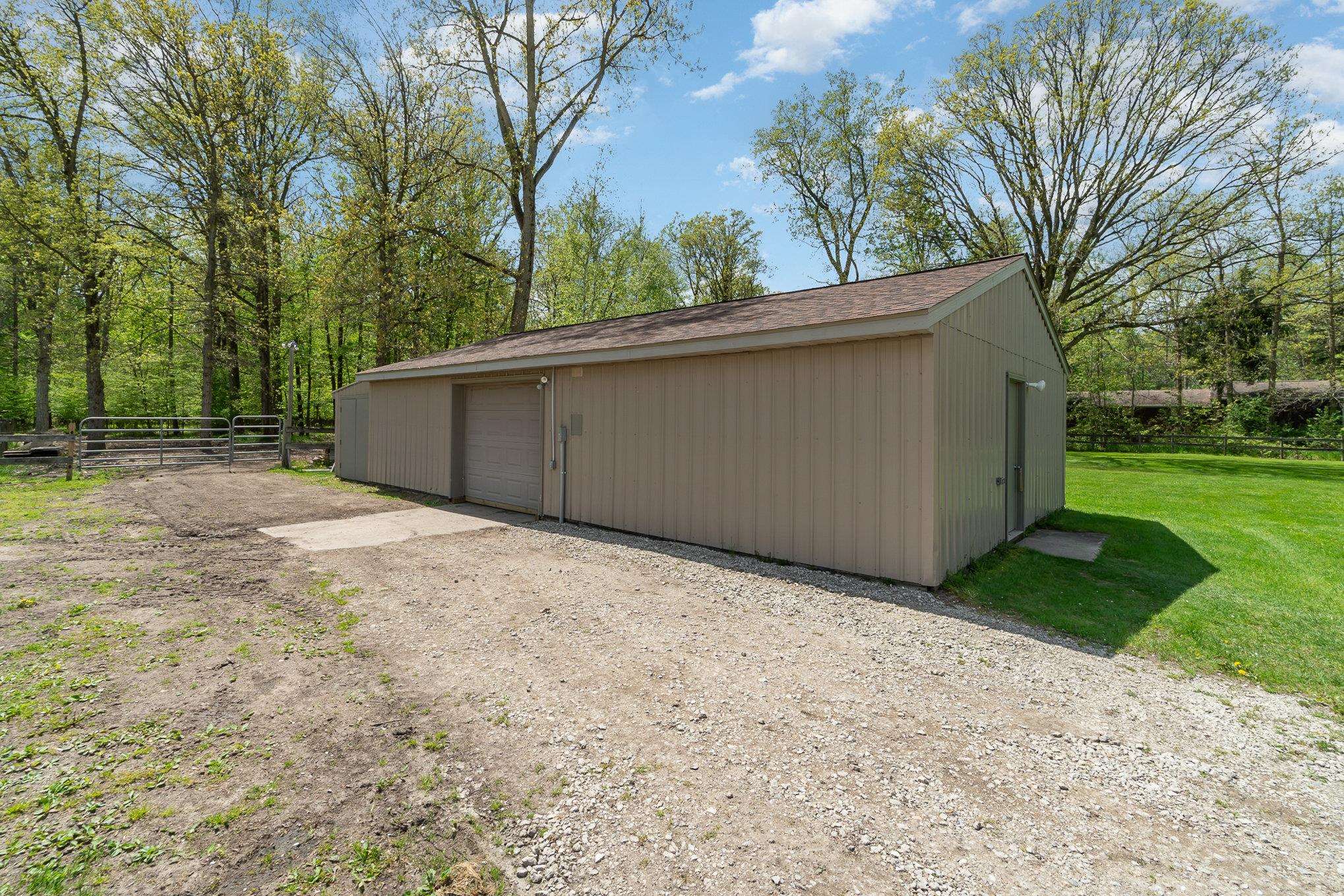 799 West River Road Auburn, MI 48611 - Photo 4 of 56
