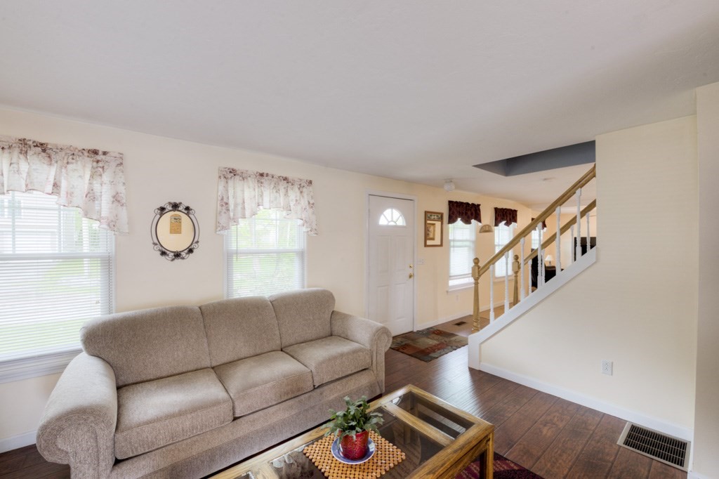 13 Simone Street Worcester, MA 01604 - Photo 6 of 33 Gallery Image 6