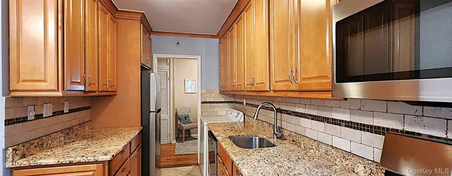 $379,999 | 54 Lawrence Drive, Unit D, White Plains, NY 10603