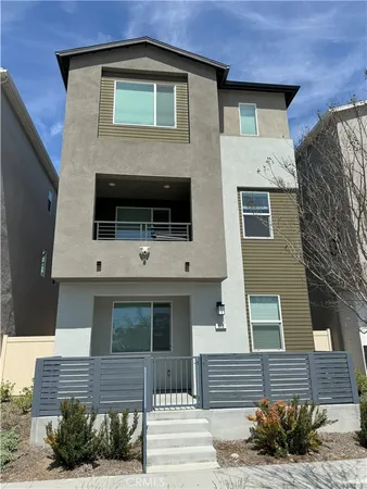 $4,795 | 913 East 2nd Street, Santa Ana, CA 92701