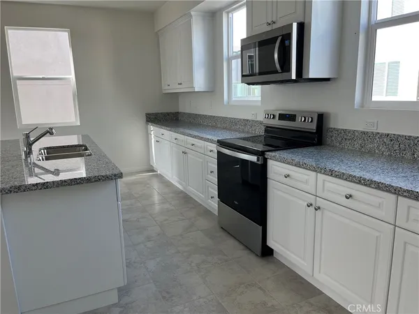 $4,795 | 913 East 2nd Street, Santa Ana, CA 92701
