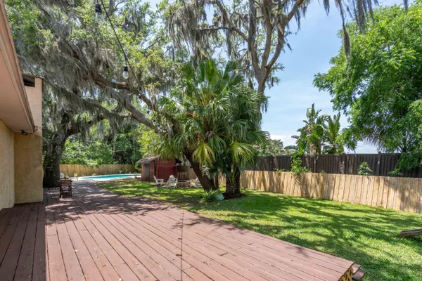 a view of a back yard