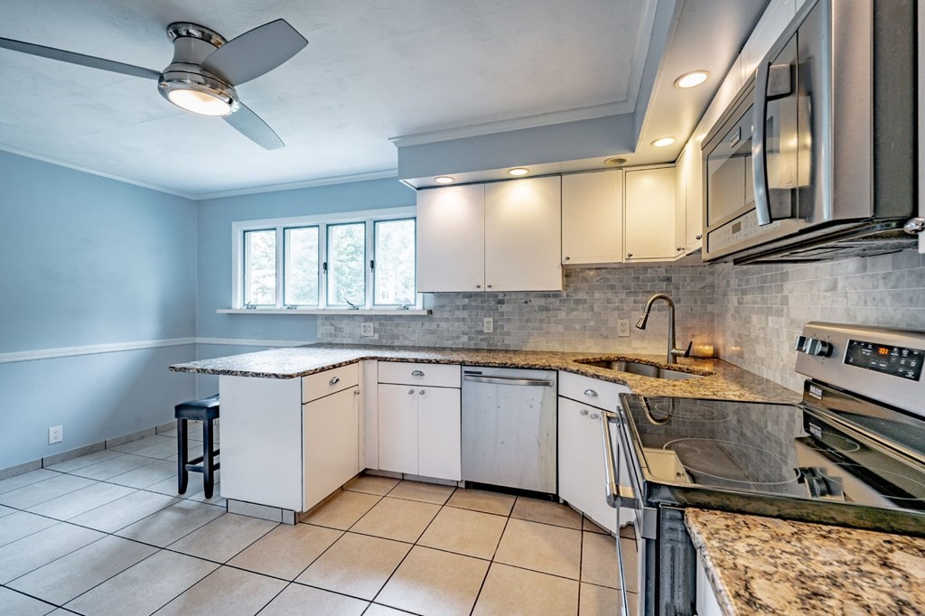 35 Wendover Road Springfield, MA 01118 - Photo 7 of 40