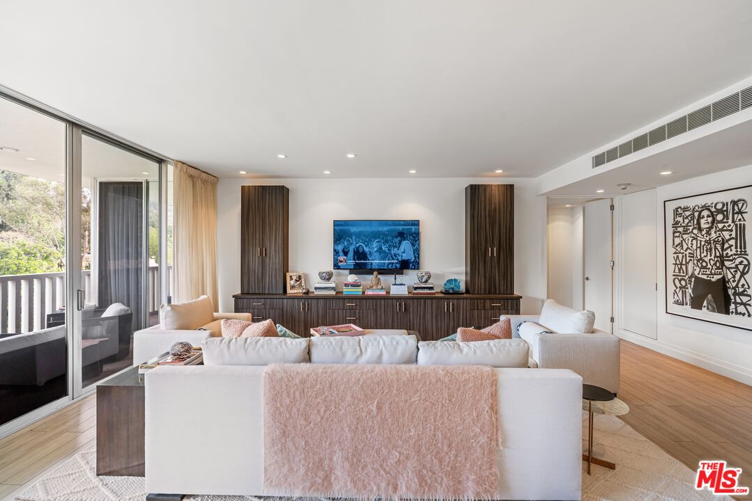 9255 Doheny Road, Unit 703 West Hollywood, CA 90069 - Photo 6 of 28