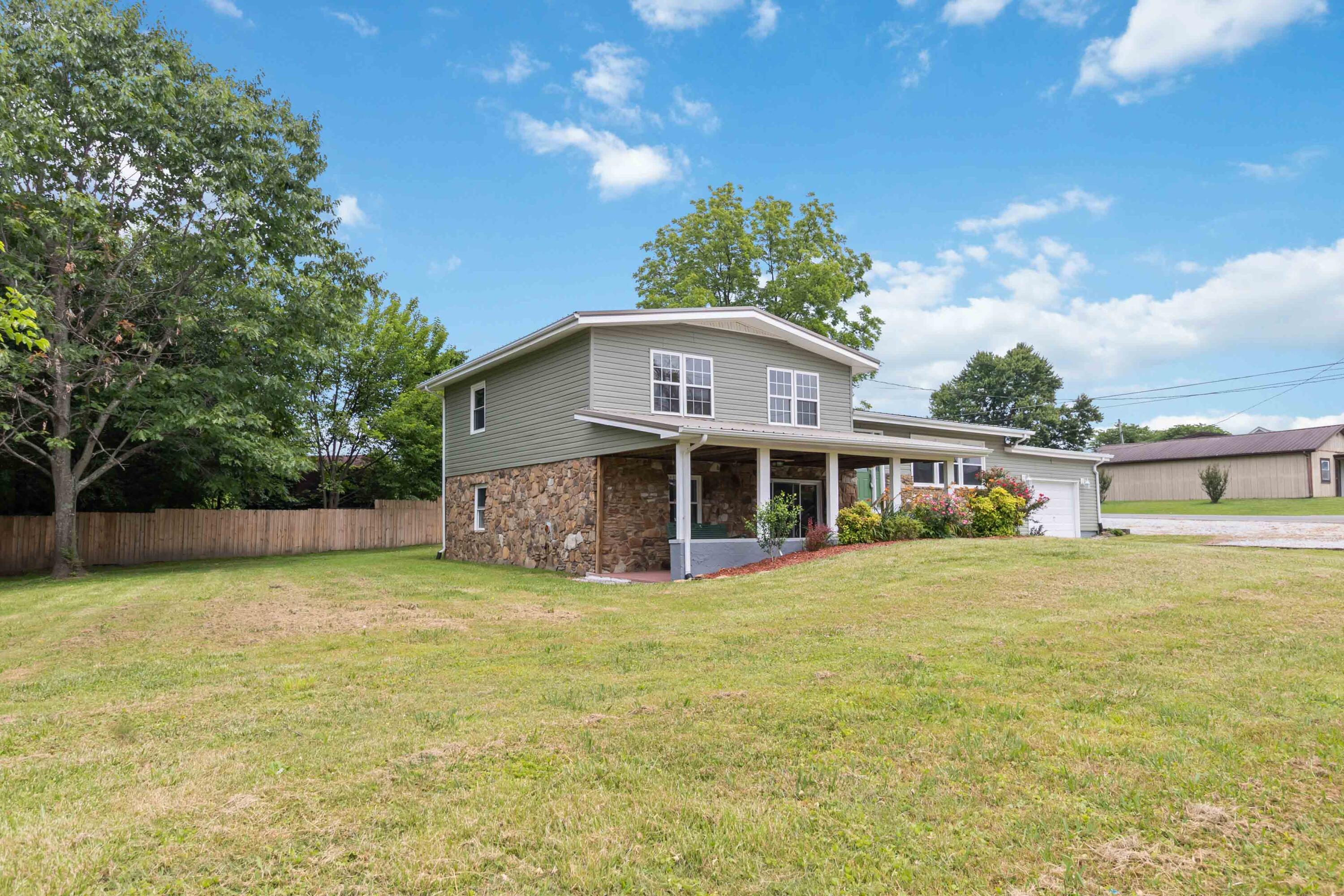 1896 West Laurel Road London, KY 40741 - Photo 3 of 33 003