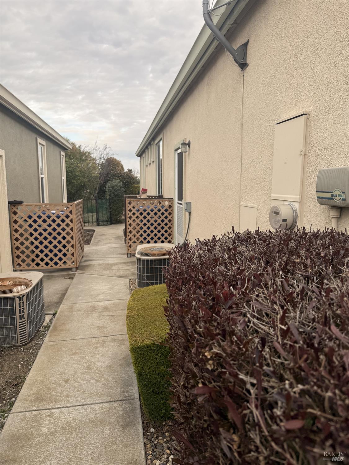 282 Cedar Ridge Drive Rio Vista, CA 94571 - Photo 2 of 8 a backyard of a house with wooden fence