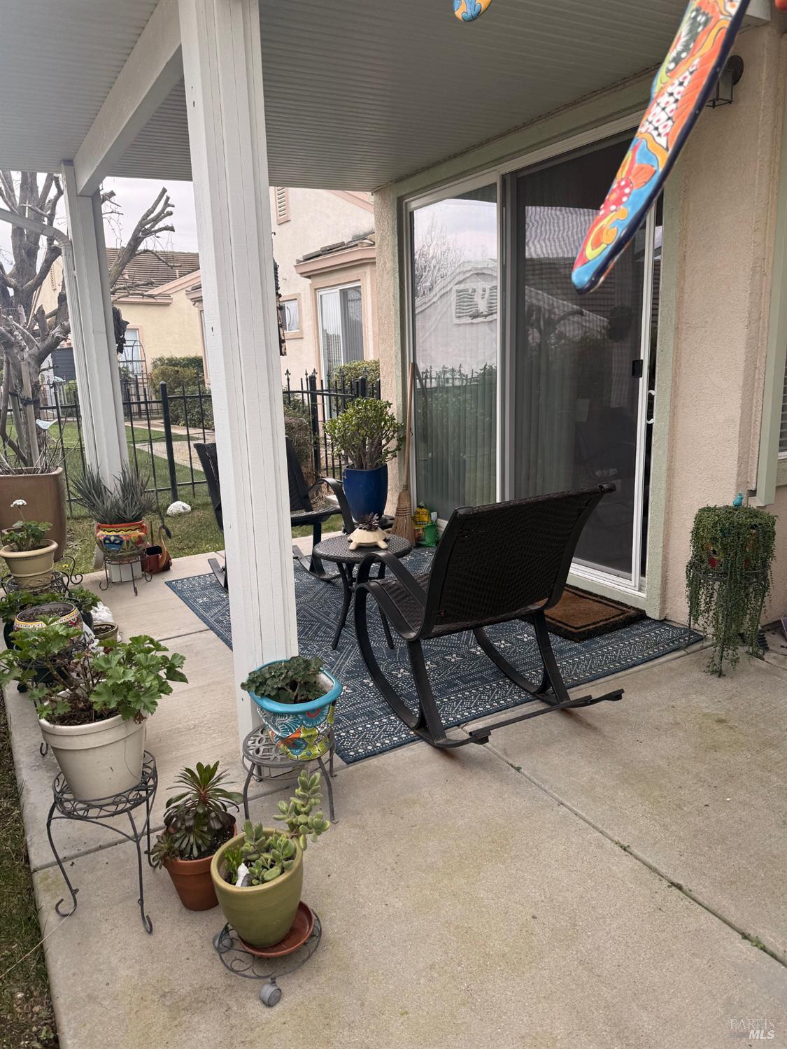 282 Cedar Ridge Drive Rio Vista, CA 94571 - Photo 8 of 8 a living room with patio furniture and a potted plant