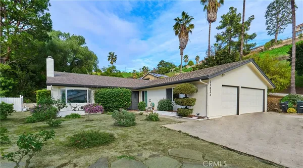 a view of a house with backyard and a garden