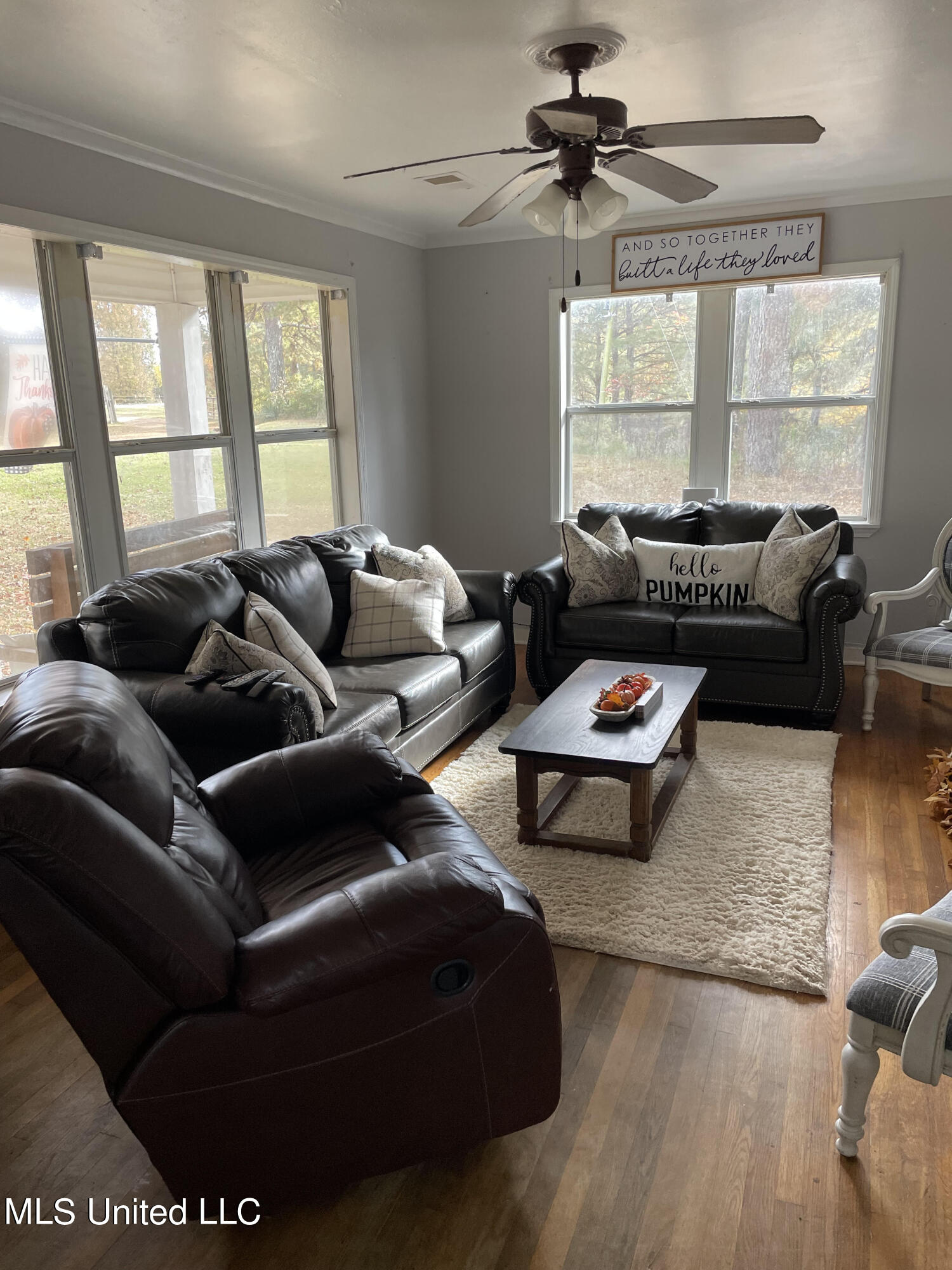 1266 Cypress Corner Road Senatobia, MS 38668 - Photo 3 of 13 Living room 3