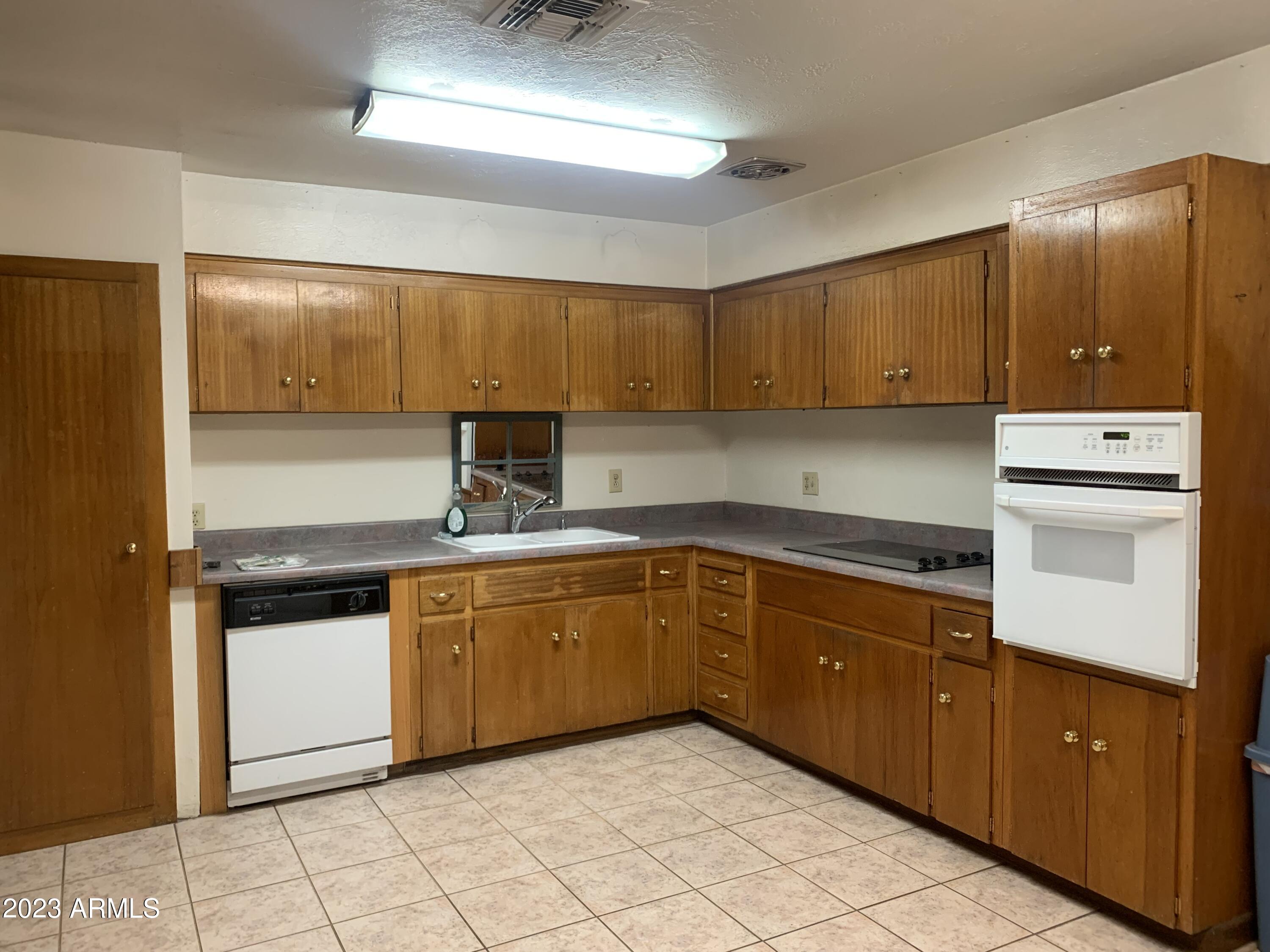6613 West Osborn Road Phoenix, AZ 85033 - Photo 3 of 10 IMG-8027