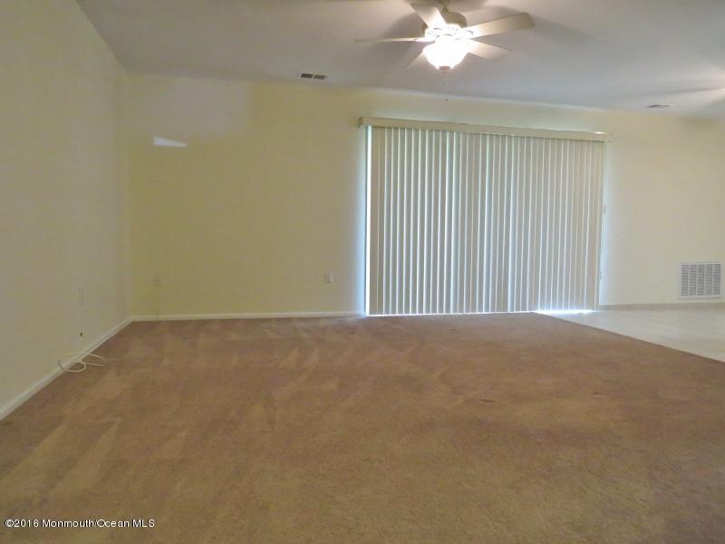 5 Claridge Court, Unit 4 Freehold, NJ 07728 - Photo 3 of 14 IMG_2735 (800x600)