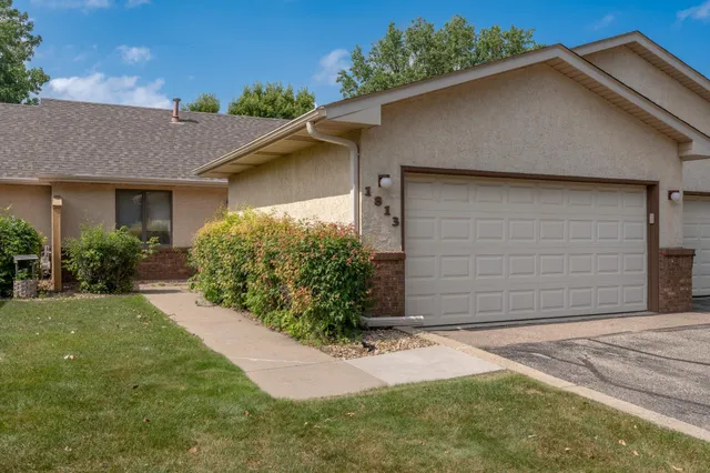 $329,900 | 1813 6th Avenue West, Shakopee, MN 55379