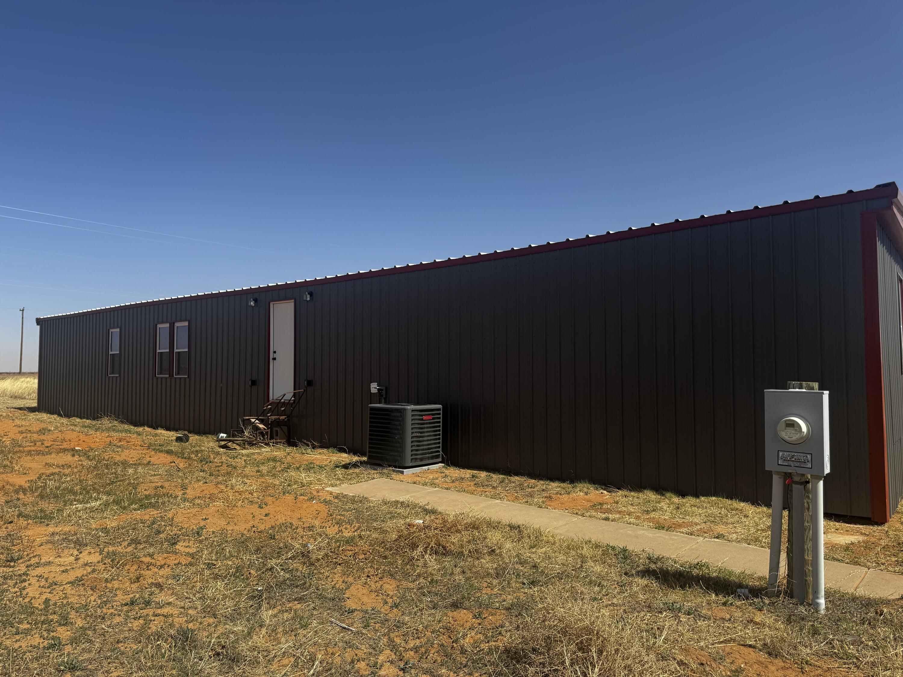 1128 Alaska Road Levelland, TX 79336 - Photo 3 of 20 a backyard of a building
