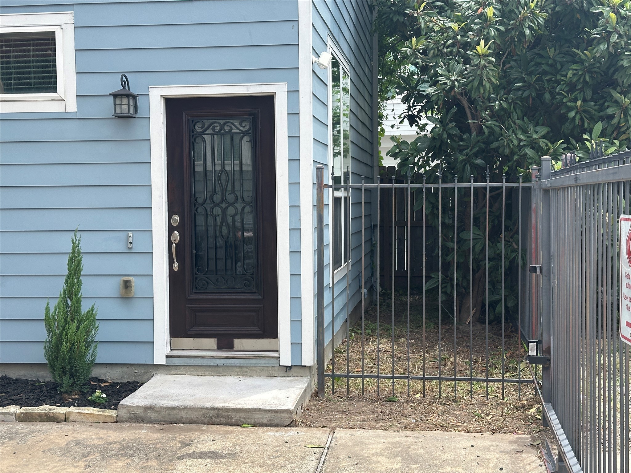 724 Link Road Houston, TX 77009 - Photo 2 of 20 Private lawn space to the side of the home.