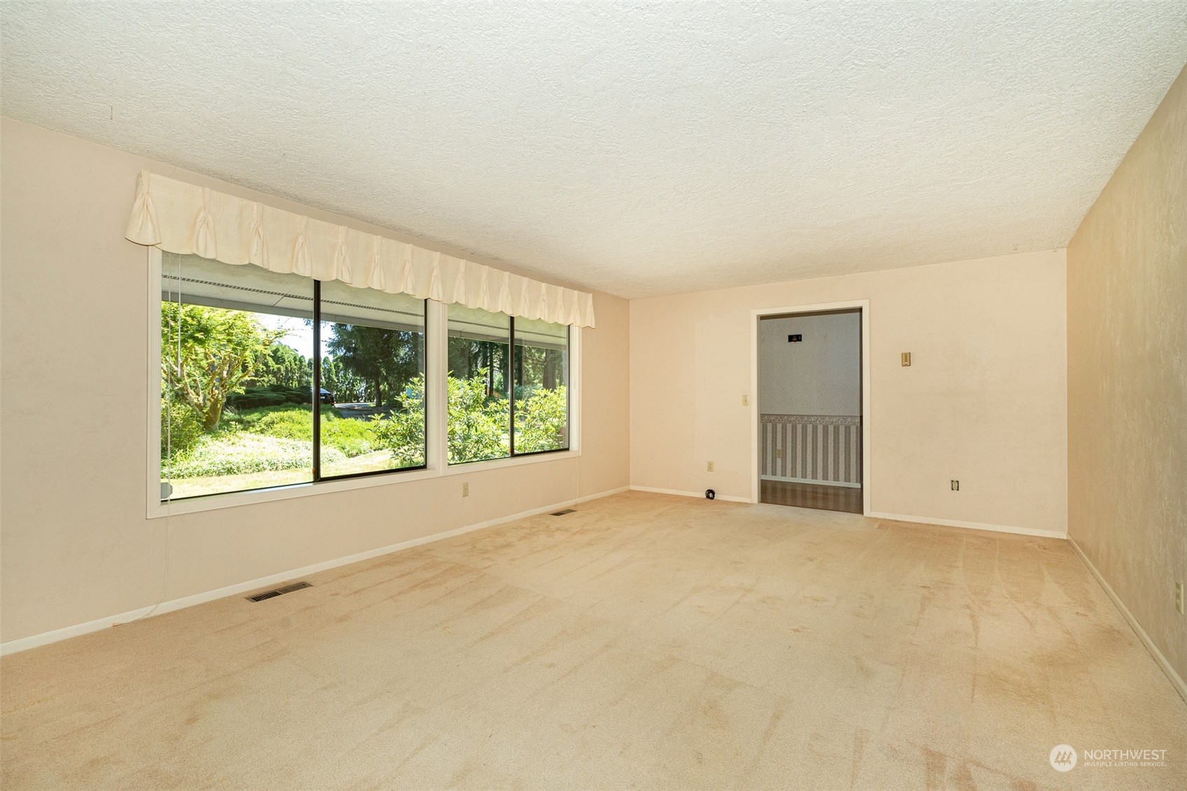 273 Brockway Road Chehalis, WA 98532 - Photo 18 of 39 an empty room with windows and closet