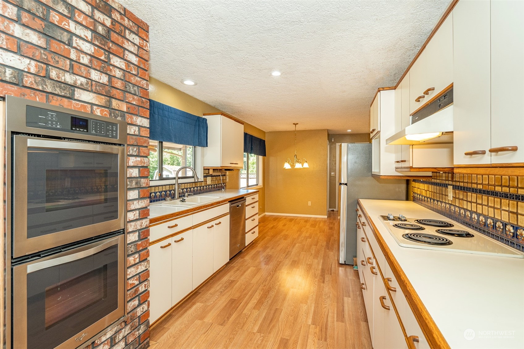 273 Brockway Road Chehalis, WA 98532 - Photo 23 of 39 a kitchen with stainless steel appliances kitchen island granite countertop a stove and a refrigerator
