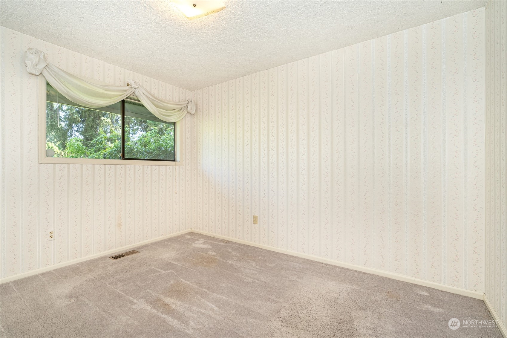 273 Brockway Road Chehalis, WA 98532 - Photo 33 of 39 an empty room with a window
