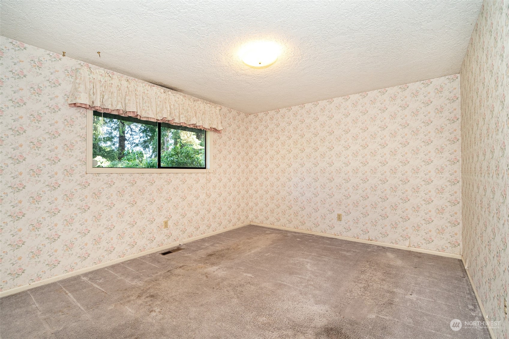 273 Brockway Road Chehalis, WA 98532 - Photo 34 of 39 an empty room with windows