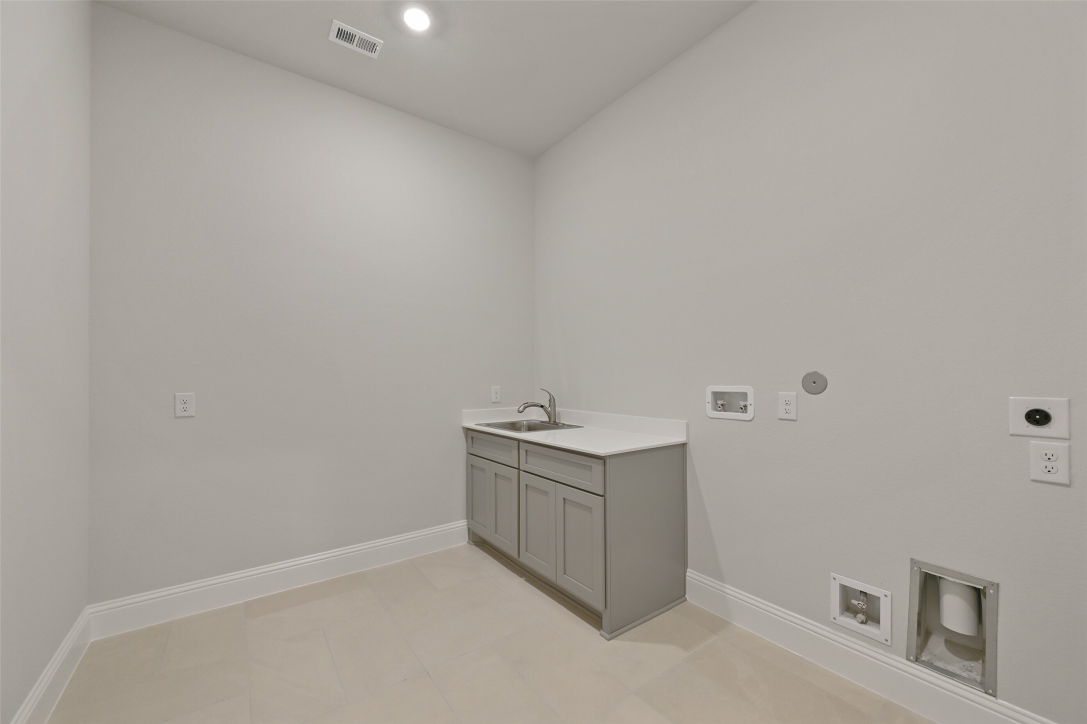 5215 Conifer Court Manvel, TX 77578 - Photo 25 of 49 a bathroom with a sink and mirror