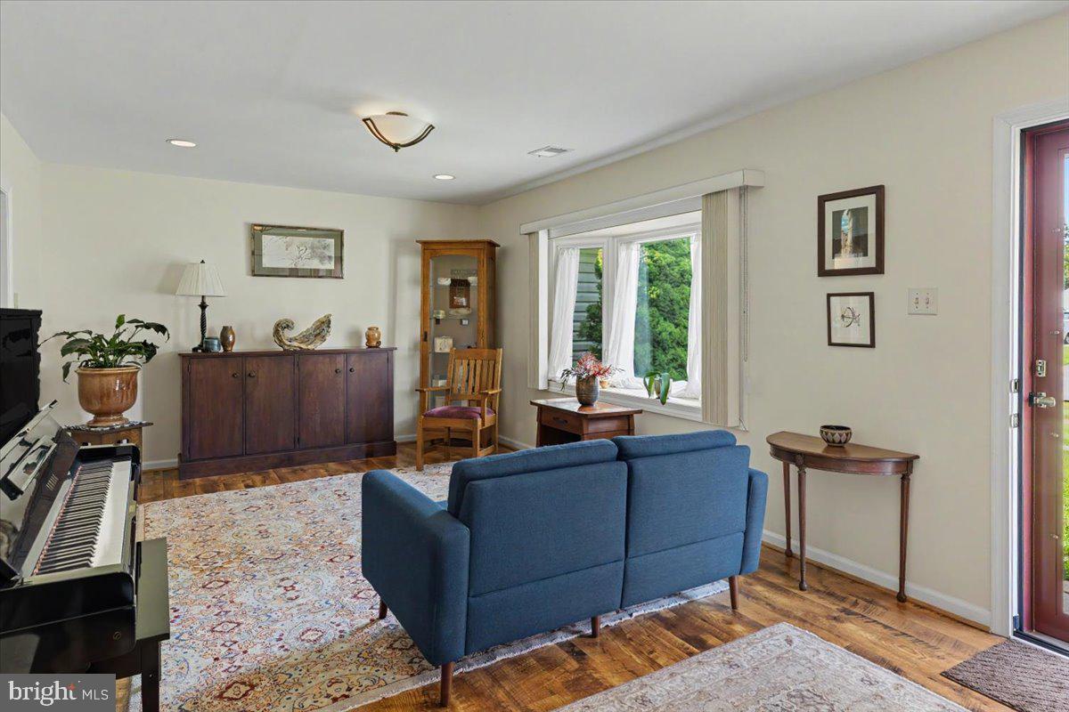 695 Locust Road Warminster, PA 18974 - Photo 5 of 37