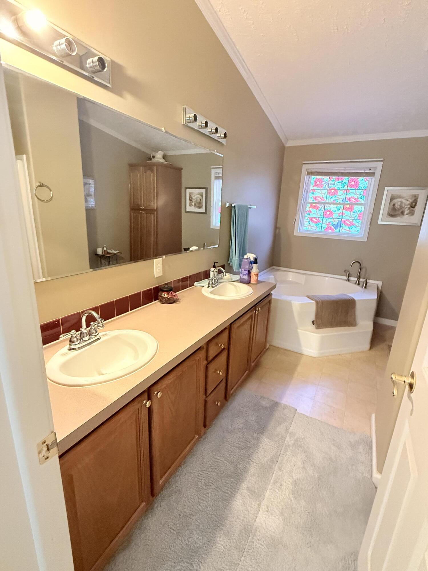 2204 Ridge Road Roanoke, VA 24014 - Photo 10 of 26 master bath