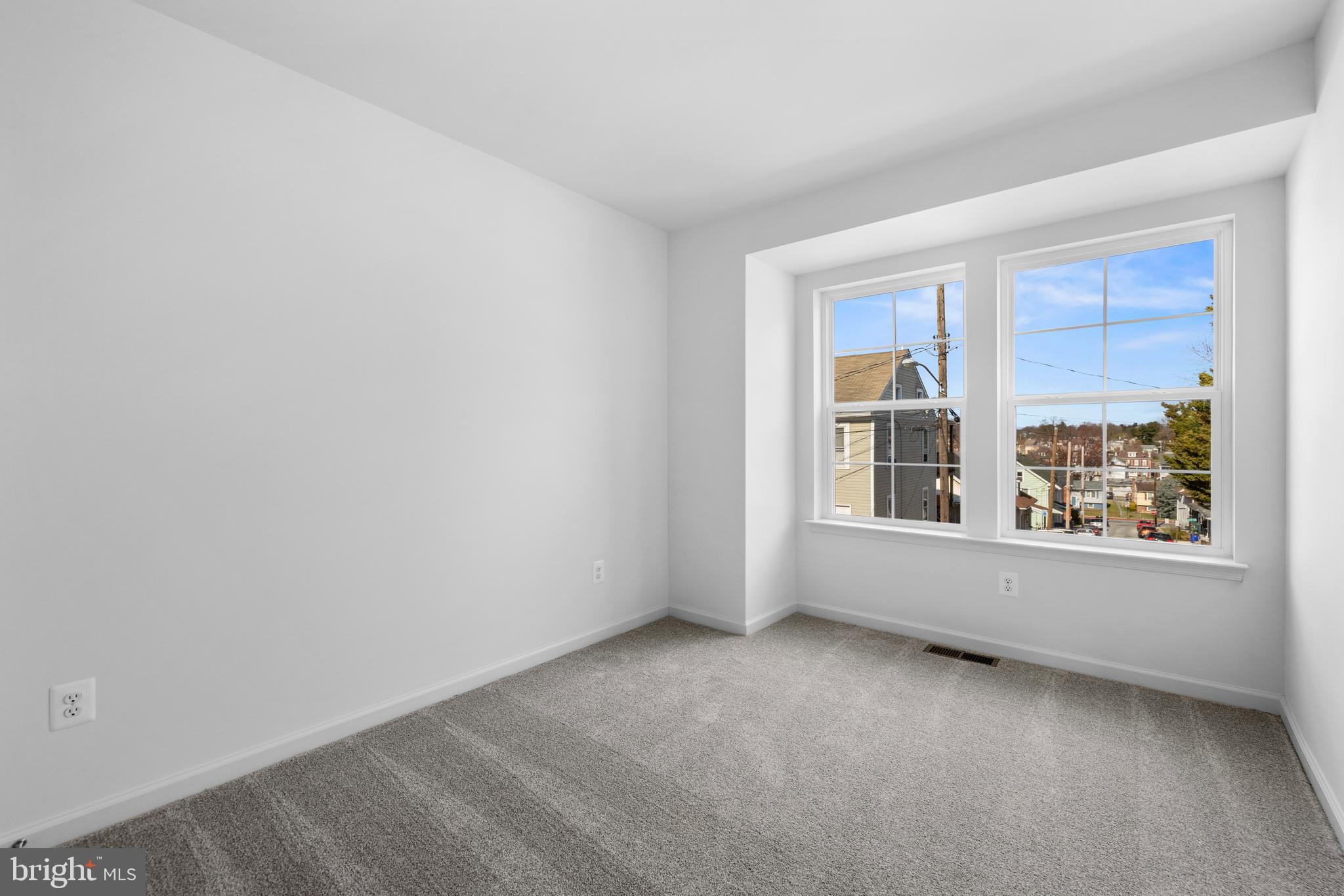 485 Peleton Street Hagerstown, MD 21740 - Photo 17 of 27 an empty room with windows