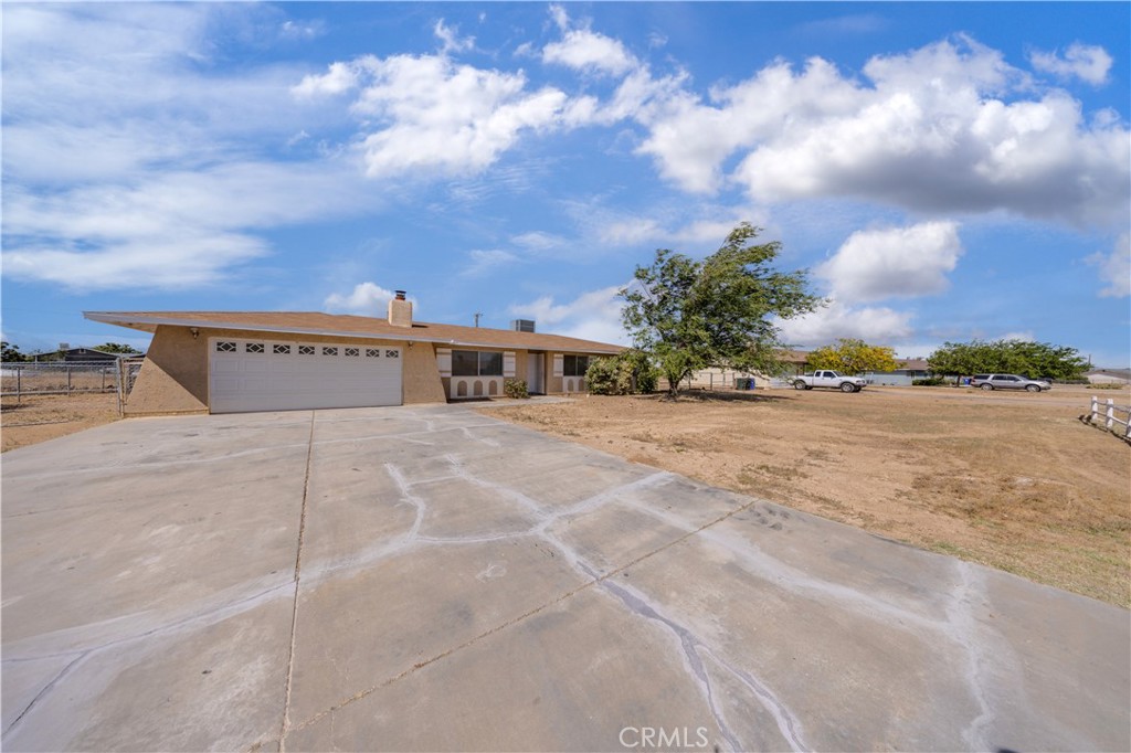 10686 Jamul Road Apple Valley, CA 92308 - Photo 2 of 23 Large front yard
