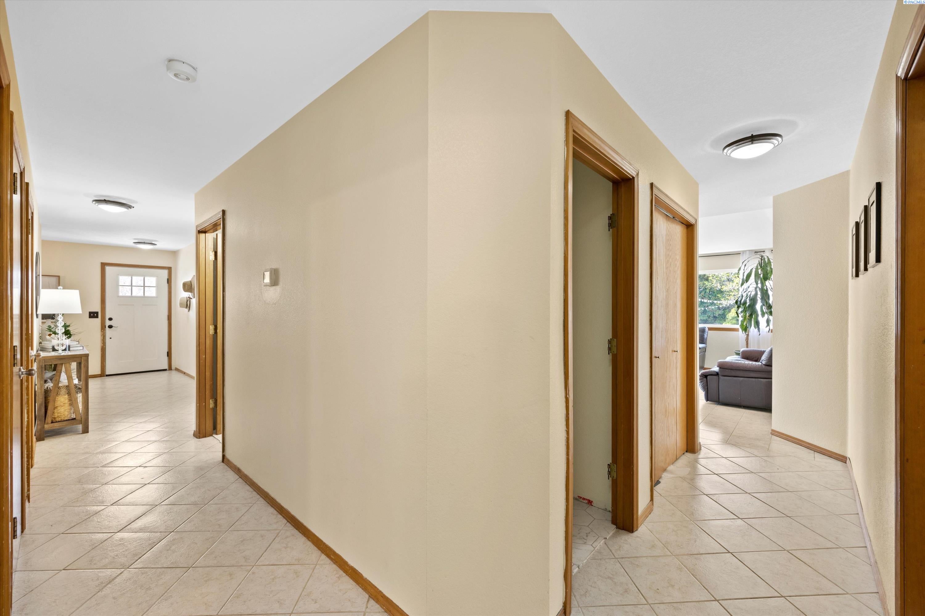 99304 East Clover Road Kennewick, WA 99338 - Photo 17 of 41 Gallery Image 17