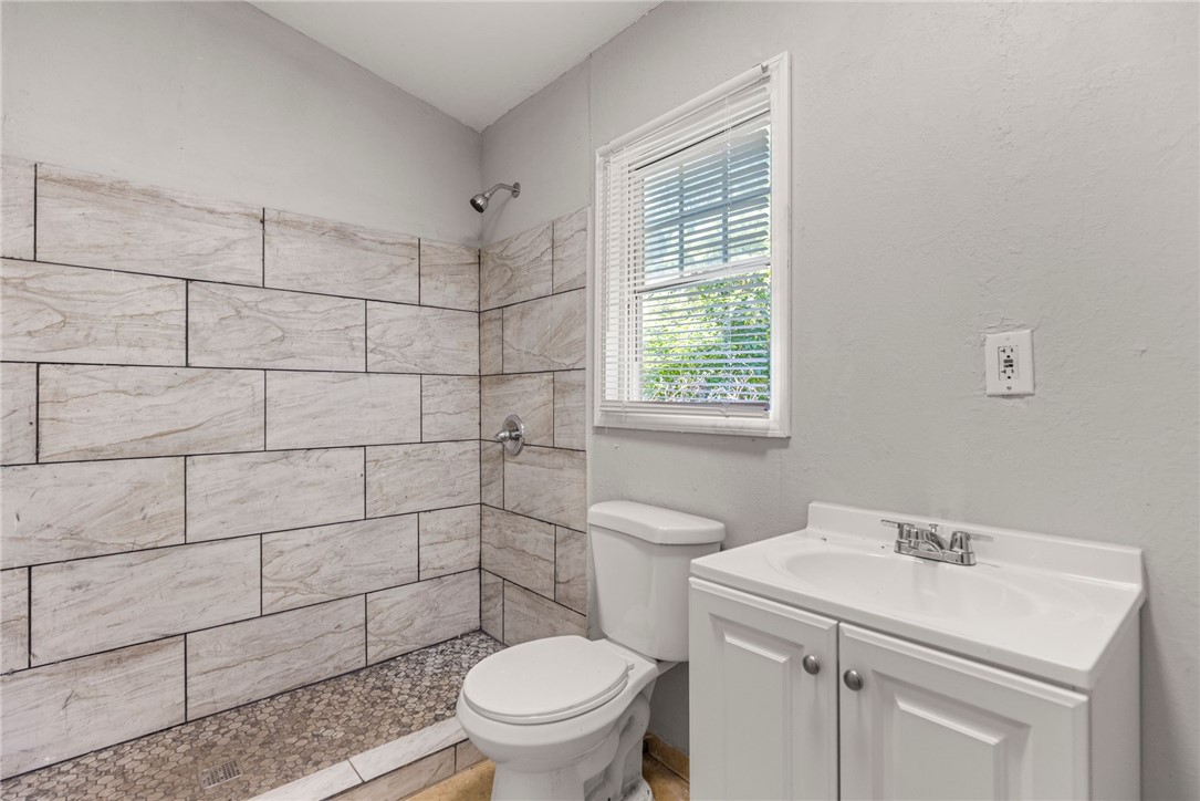 109 Farmer Street Anderson, SC 29621 - Photo 19 of 31 A well-appointed bathroom with a spacious walk-in shower and modern vanity offers comfort and convenience.