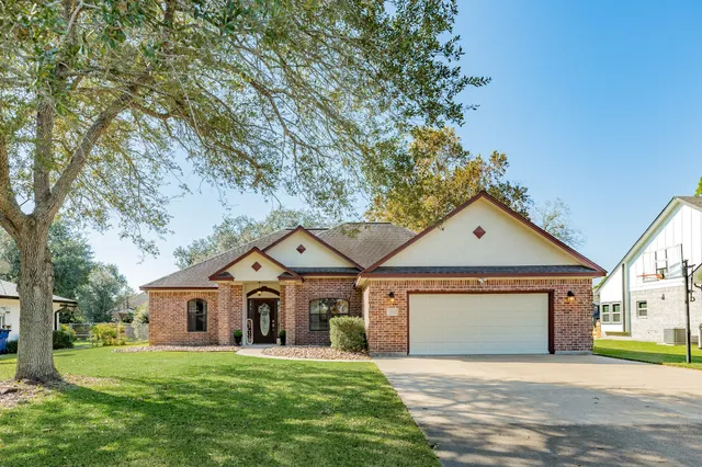 $284,900 | 429 North Amherst Drive, West Columbia, TX 77486